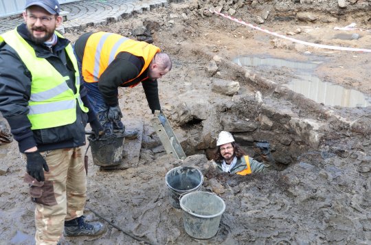 Hned vedle studny pranýř. Archeologové mají nové nálezy