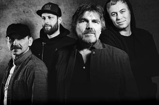 Kamelot připluje proti proudu řeky