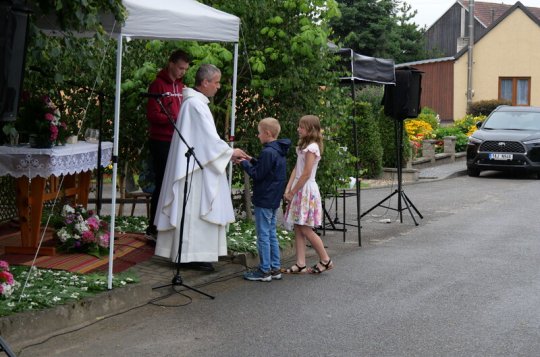 Pouť v Kúskách skrápěl lehký deštík