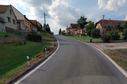 Podél silnice v Mostištích bude chodník