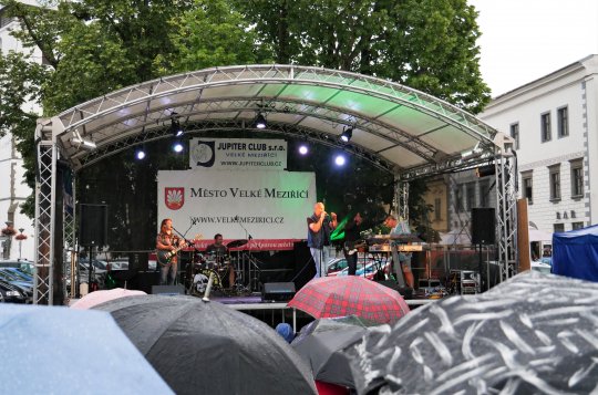 Parta muzikantů z Třebíčska uchvátila publikum hity Jiřího Schelingera