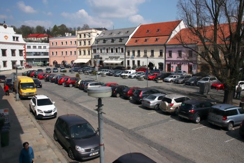 V sobotu začíná úklid města. Na náměstí proto neparkujte