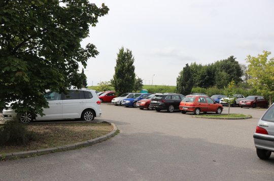 Novoměstská nemocnice dokončuje parkoviště a hlásí změnu provozní doby lékáren