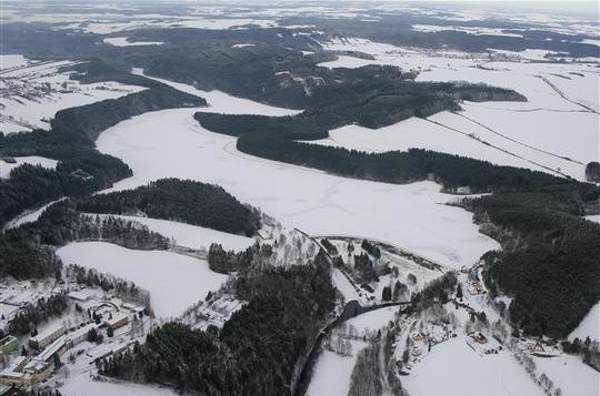 Na mostišťské nádrži je led silný devatenáct centimetrů