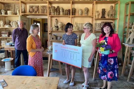 Stará škola v Tasově se promění, nevidomí sochaři představí svá díla veřejnosti