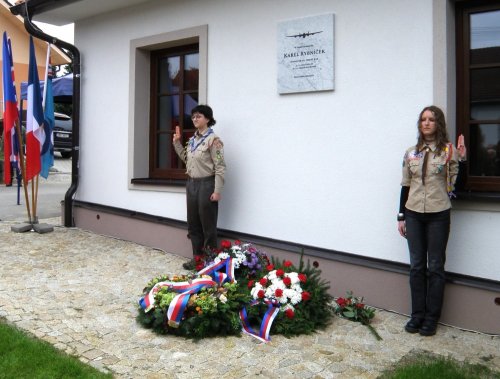 Válečnému hrdinovi vzdává hold nová pamětní deska