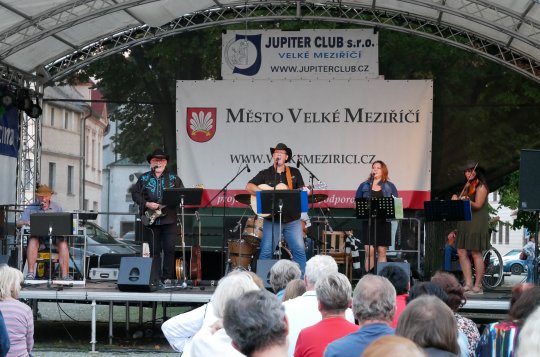 Náměstí zaplnili příznivci country hudby