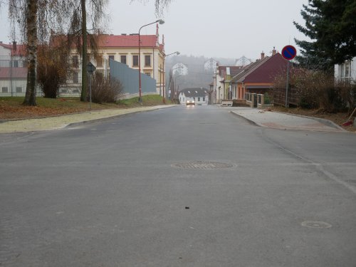 První etapa rekonstrukce ulice Nad Gymnáziem je u konce, o opravách až k nadjezdu budou zastupitelé jednat