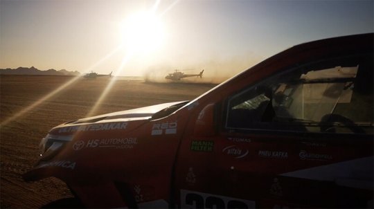 Největší dakarští srdcaři unikli o fous vyloučení