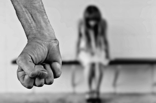 Opilý muž napadl svoji partnerku. Policisté agresora zajistili