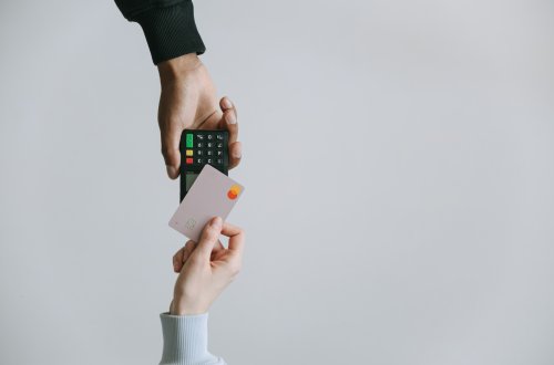 Za parkování v areálu novoměstské nemocnice lze nyní platit i kartou