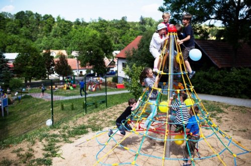 Areál školy ve Strážku je vybaven novými herními prvky