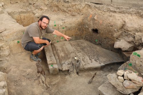 Archeologové objevili sud s unikátním detailem i středověkou hračku