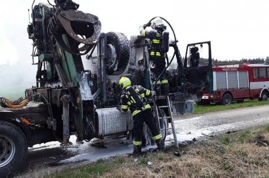 Na Žďársku hořel nákladní vůz, škoda dosáhla půl milionu korun