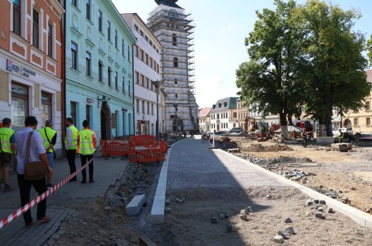Na náměstí přibývá dlažba i podzemní kontejnery