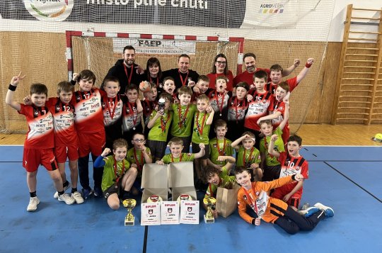 Minižáci a přípravka házené stříbrní na turnaji Enpeka Cup