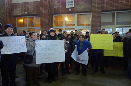 Víc než pět set lidí přišlo demonstrovat za obnovení zastávky rychlíků v Křižanově