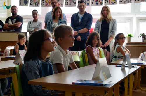 Školáci usedli do lavic