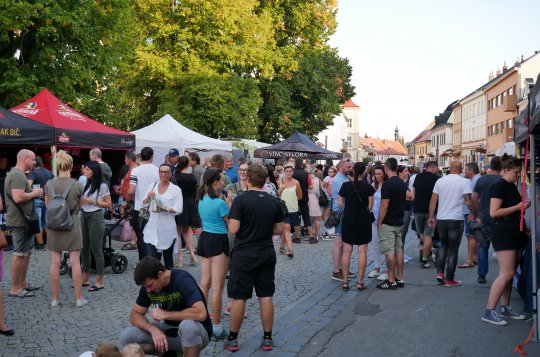 Burčák, kýta, muzika. Hody lákají na náměstí