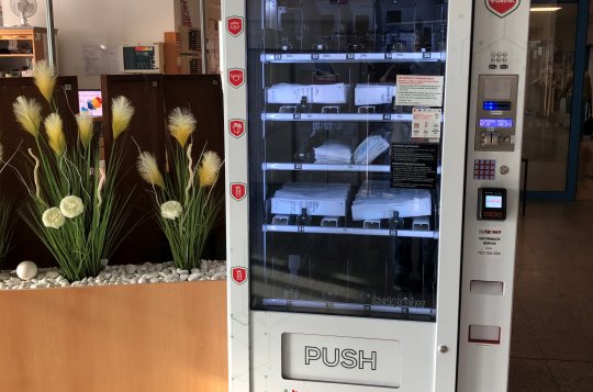 V jihlavské nemocnici je nově rouškomat