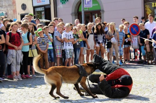 Na náměstí hasí oheň, oživují člověka a zadržují pachatele – je den záchranářů