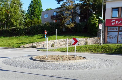 Kruhové objezdy ve Velkém Meziříčí ozdobí květiny