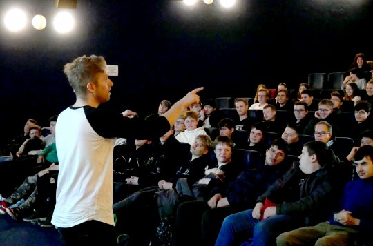 Protialkoholní léčba proběhla v kině