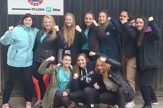 Starší dorostenky konečně uspěly a vezou body z Plzně