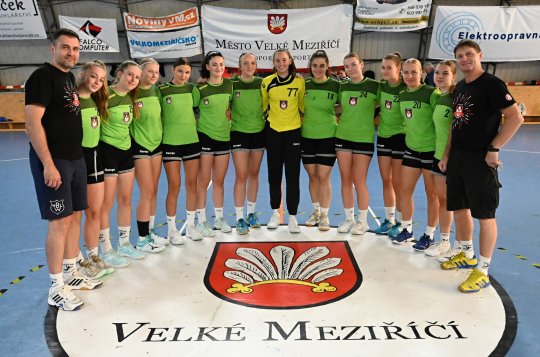 Starší dorostenky poslední herní přípravu zvládly