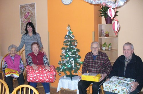 Ježíškova vnoučata nadělovala meziříčským seniorům