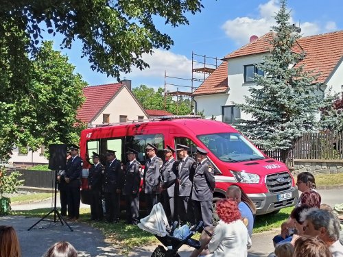 Lhotečtí si nechali vysvětit hasičský vůz