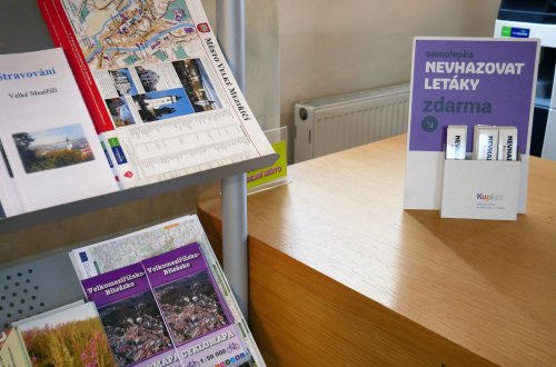 Užitečné samolepky "Nevhazovat letáky" nabízí zdarma informační centrum