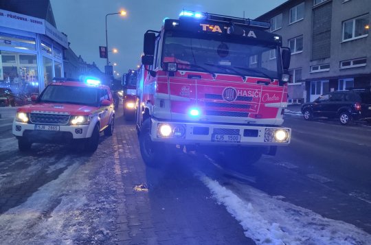 Hasiči vyjeli k požáru bytu v Sokolovské ulici