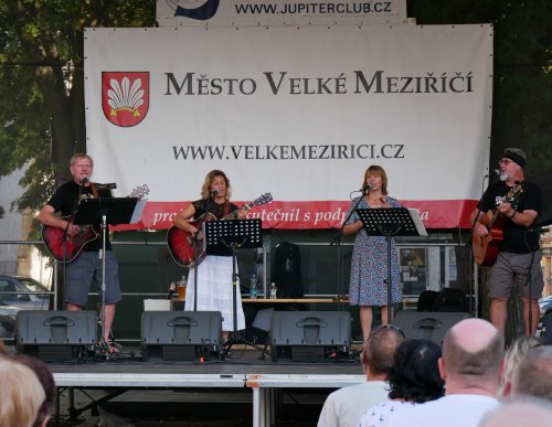 Nedělní podvečer zpříjemnila místní folková skupina