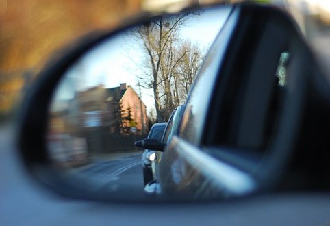 Hledaný muž chtěl policistům ujet