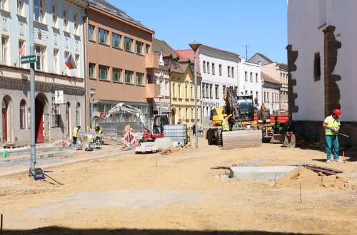 Stavbaři chystají dláždění okolí kostela, průchod bude dočasně uzavřen
