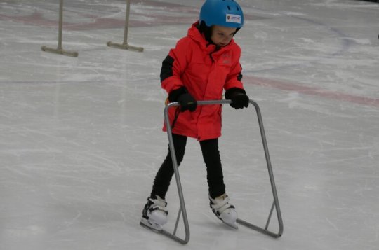 Na zimáku se začíná bruslit