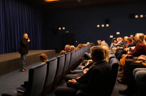 Ve čtvrtek vzpomínal plný kinosál 