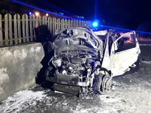 Tři jednotky hasičů likvidovaly v neděli v podvečer požár osobního vozidla