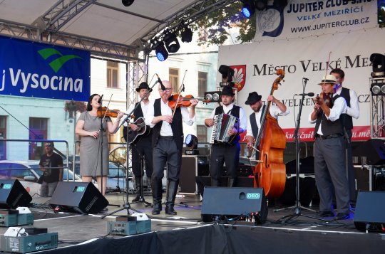Burčák, sluníčko, muzika. Velkomeziříčské hody bavily davy