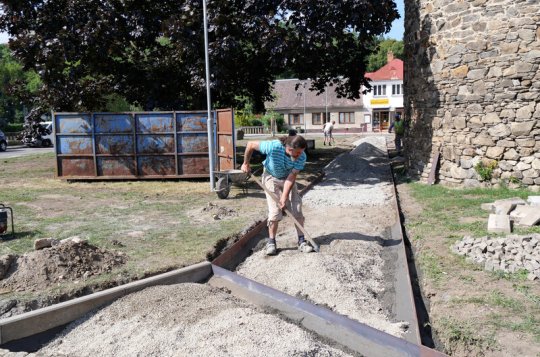 V parčíku bude mlatová cesta