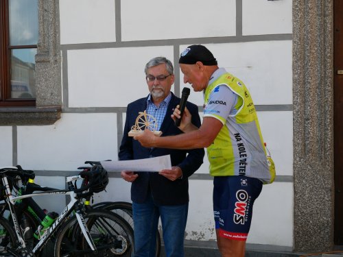 Pátou etapu jezdcům pelotonu zpestřila zastávka v Meziříčí