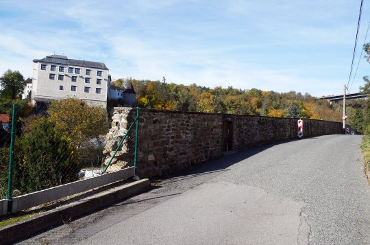 Rekonstrukce opěrné zdi v ulici Bezděkov proběhne do konce roku