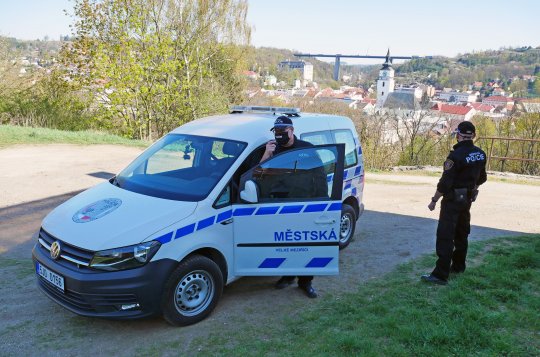 Městští strážníci pomohli zraněné ženě