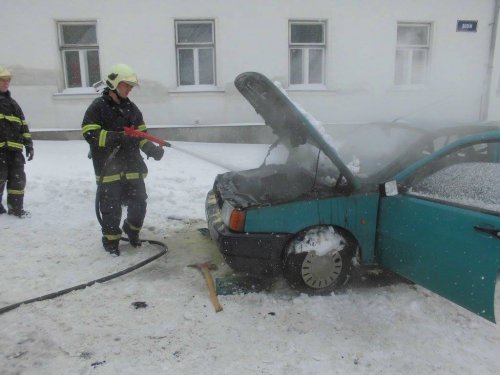 Hasiči nalezli uvnitř vyhořelého auta v Křižanově mrtvého muže