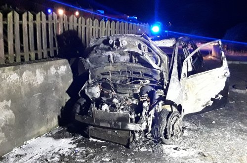 Tři jednotky hasičů likvidovaly v neděli v podvečer požár osobního vozidla