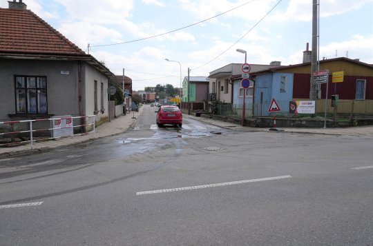 V ulici Oslavická vyvěrá voda