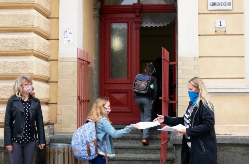 Žáci mohou chodit do škol. Docházka je dobrovolná