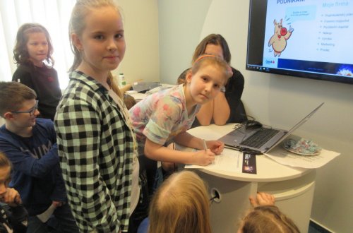 4.A ze ZŠ Školní uspořádá v rámci Abecedy peněz jarmark