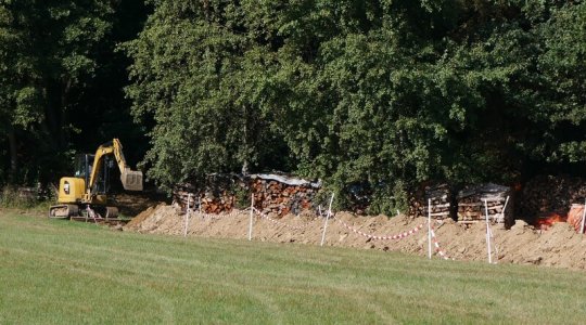 Dráty jdou do země